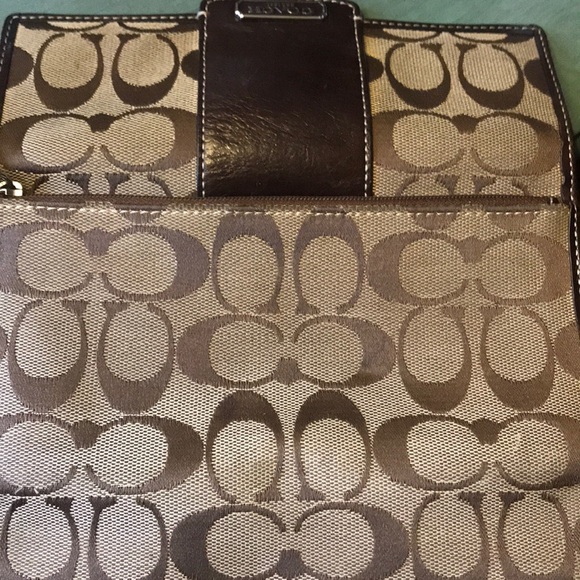 Coach Signature Wallet - Picture 6 of 8